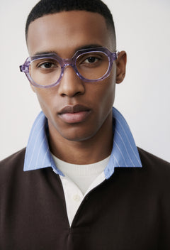 Modelo con gafas graduadas Suitto Allegro