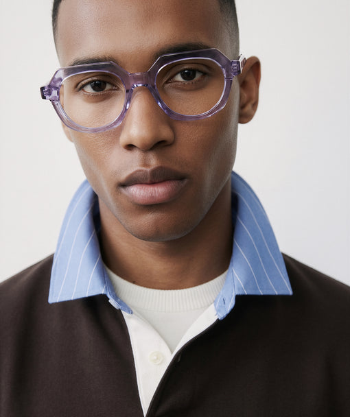 Modelo con gafas graduadas Suitto Allegro