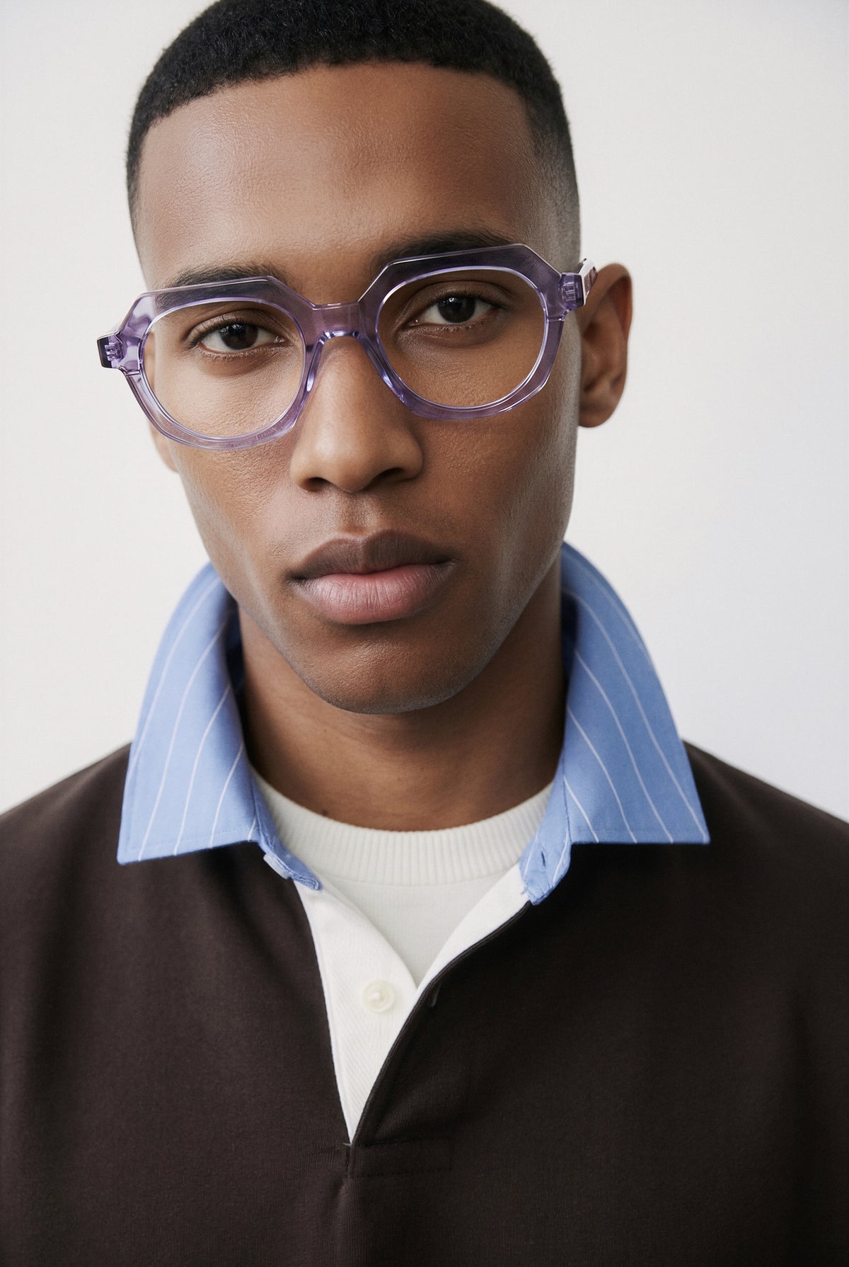 Modelo con gafas graduadas Suitto Allegro