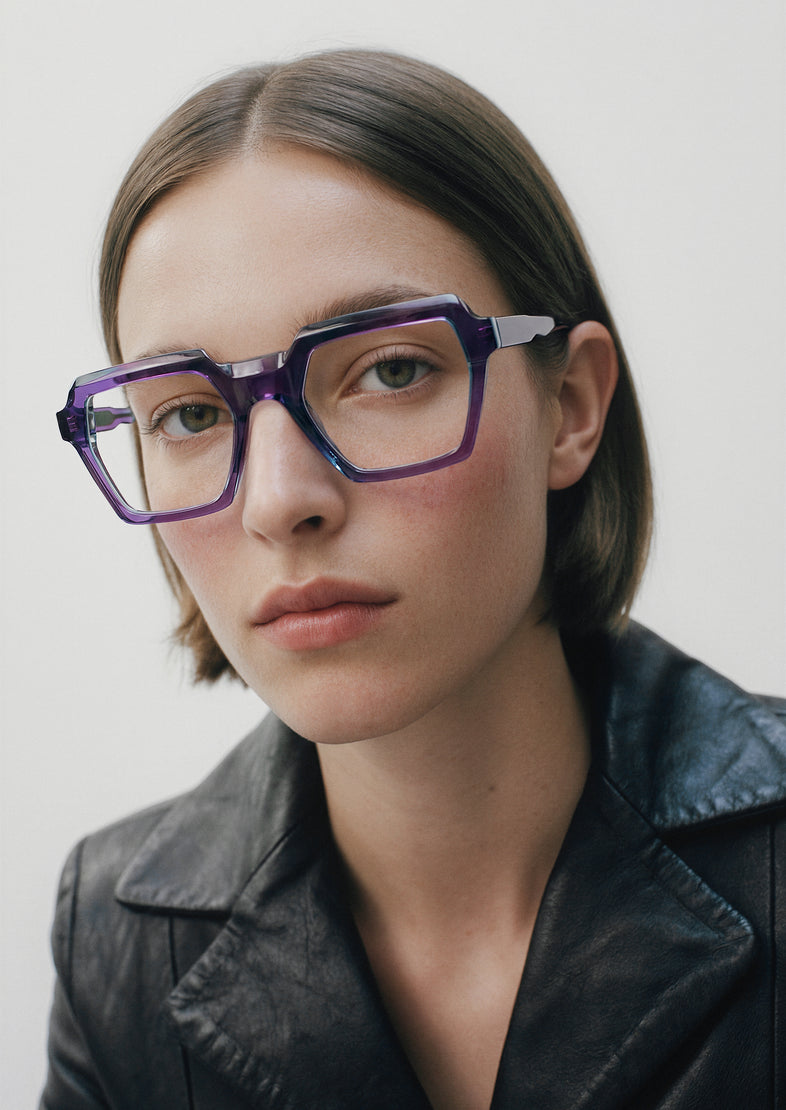 Modelo con gafas graduadas Suitto Arpa