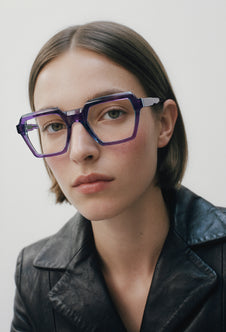 Modelo con gafas graduadas Suitto Arpa