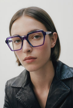 Modelo con gafas graduadas Suitto Arpa