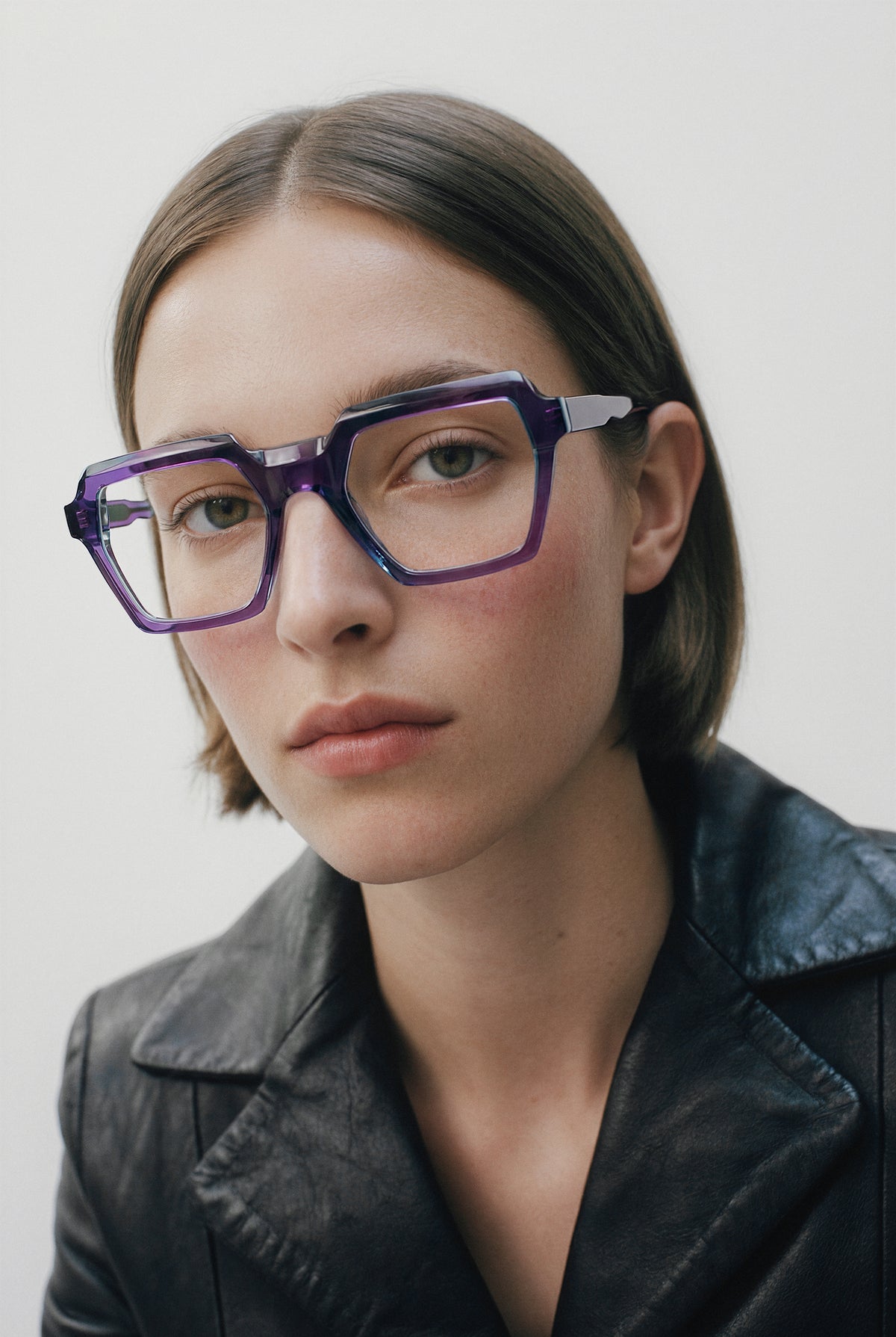 Modelo con gafas graduadas Suitto Arpa