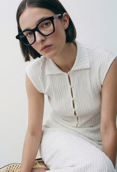 Modelo con gafas graduadas Suitto Aura