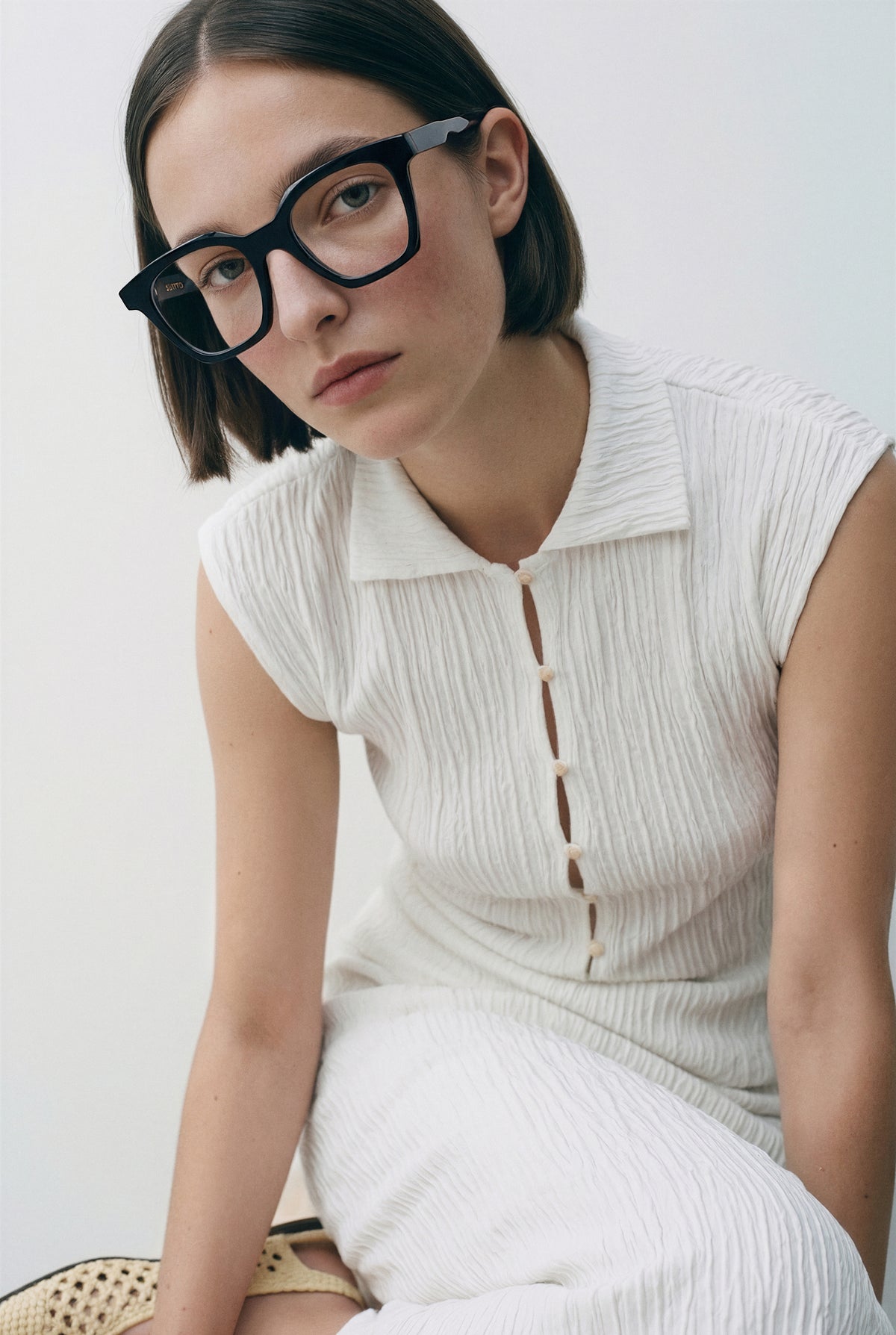 Modelo con gafas graduadas Suitto Aura