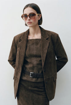 Modelo con gafas de sol Suitto Bambalina