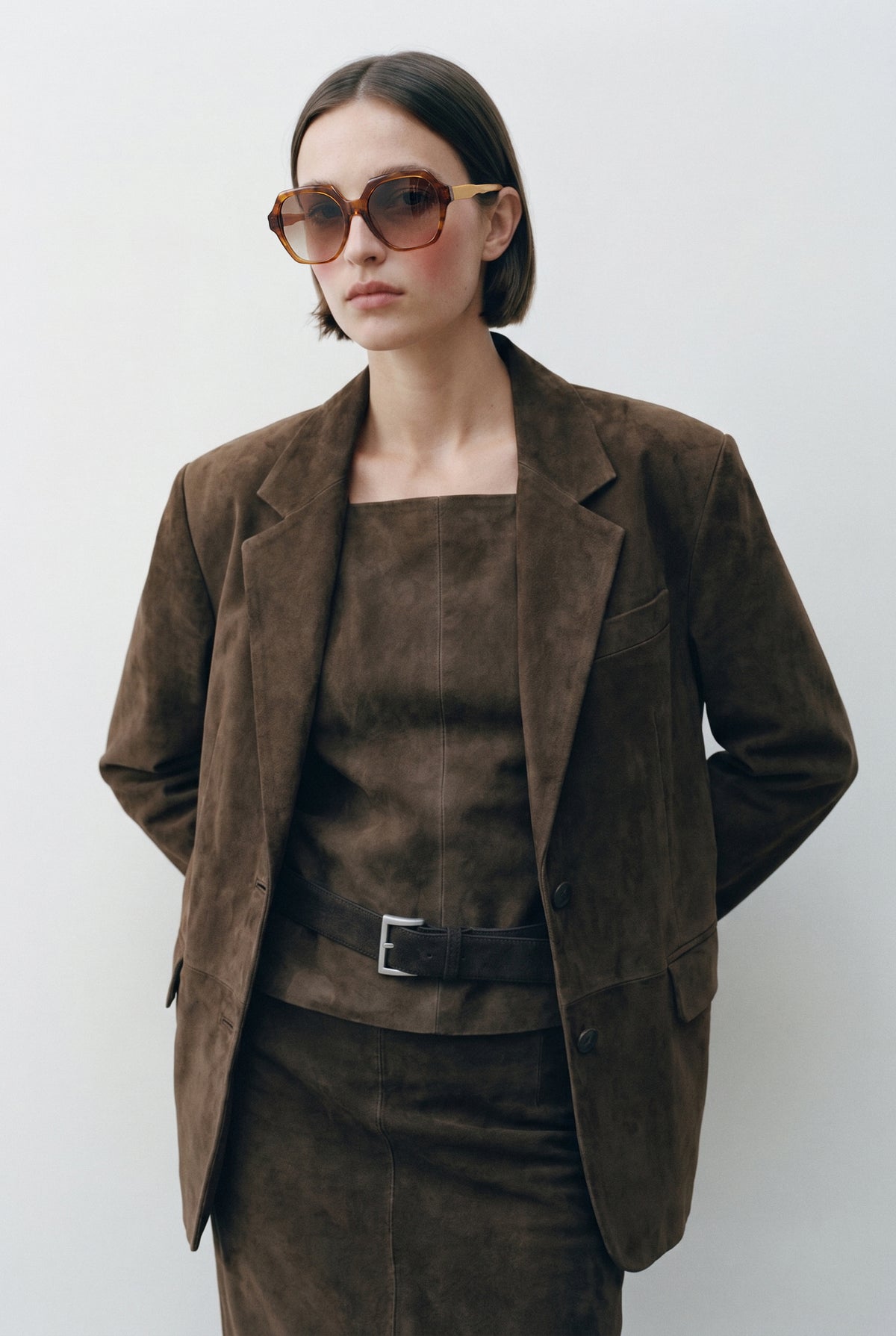 Modelo con gafas de sol Suitto Bambalina