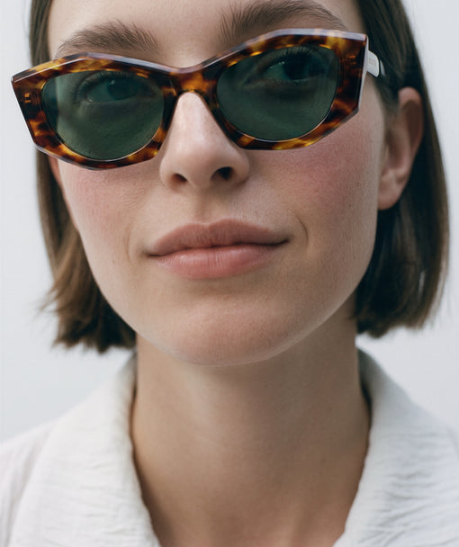 Modelo con gafas de sol Suitto Bokeh