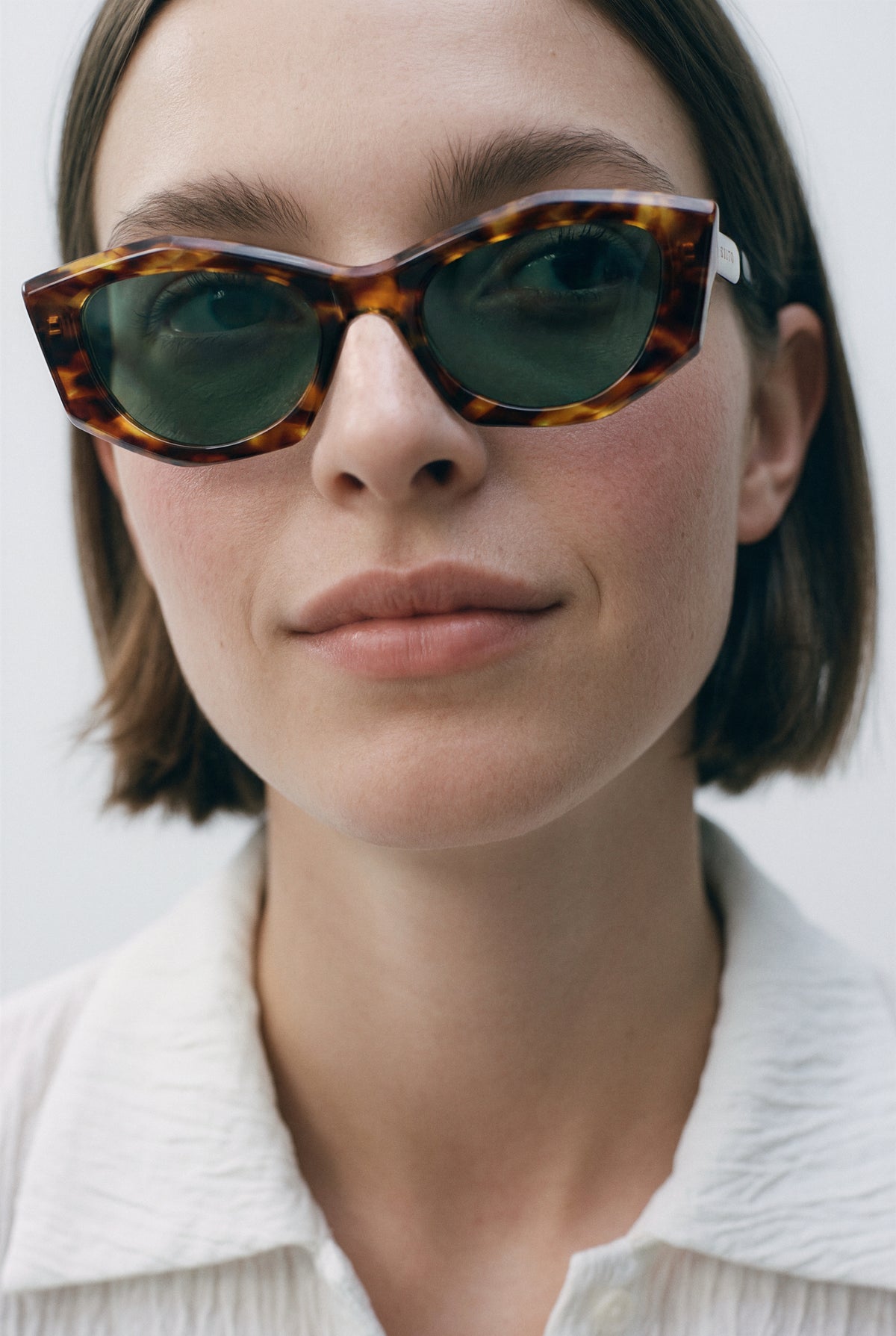 Modelo con gafas de sol Suitto Bokeh