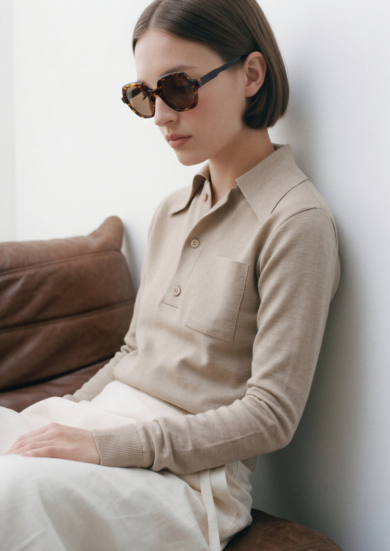 Modelo con gafas de sol Suitto Born
