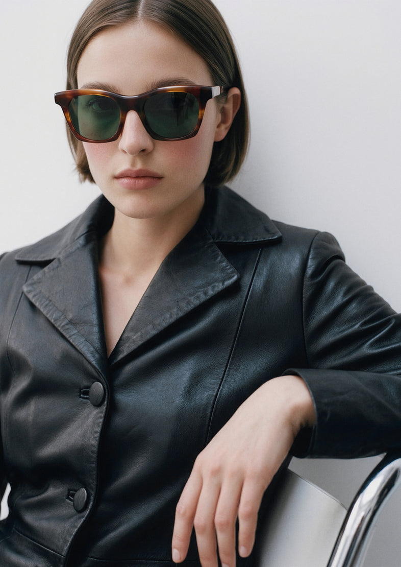Modelo con gafas de sol Suitto Caliza