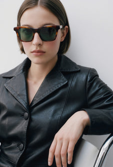 Modelo con gafas de sol Suitto Caliza