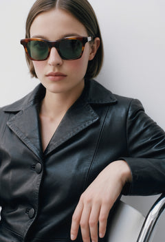 Modelo con gafas de sol Suitto Caliza