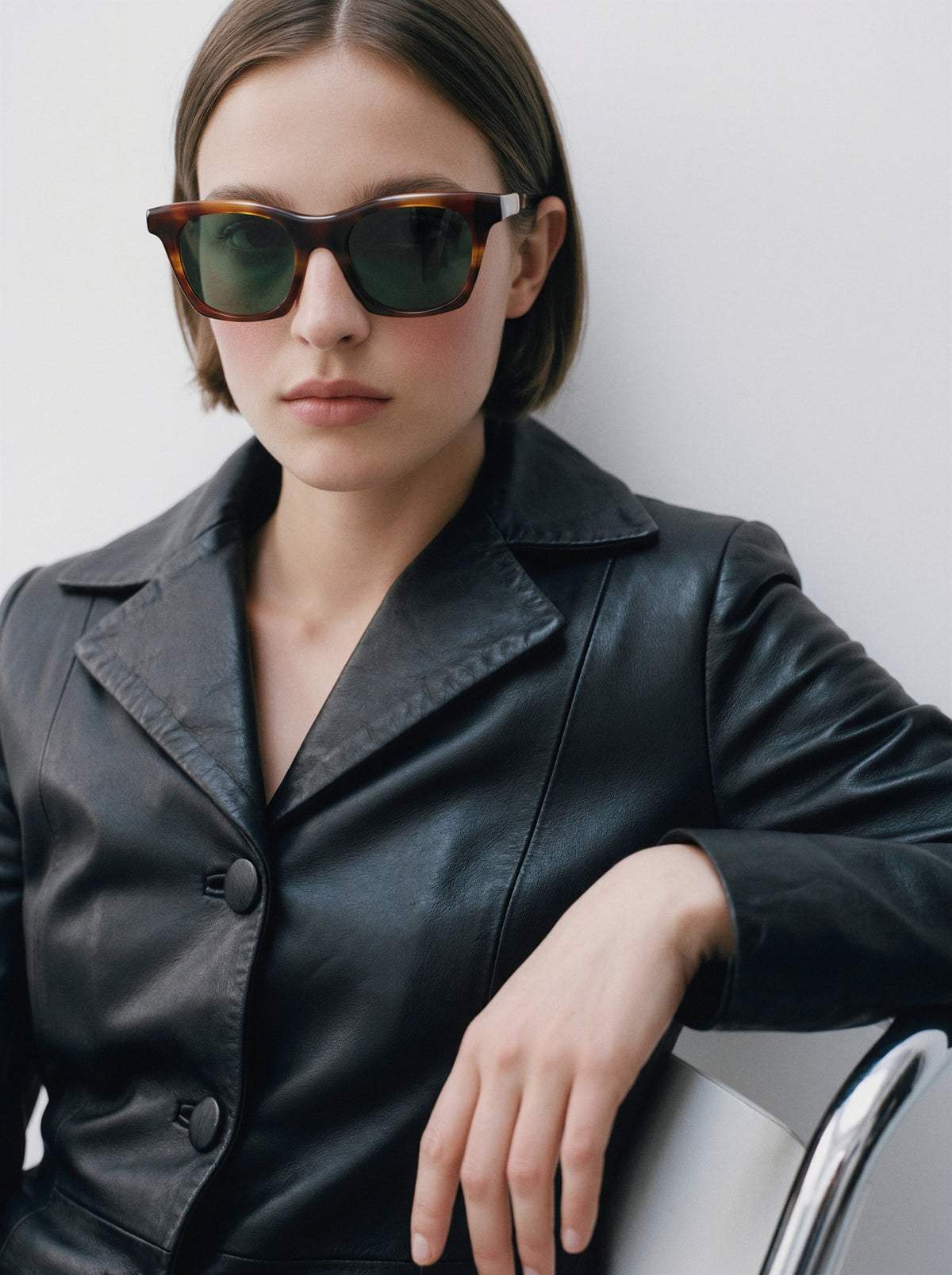 Modelo con gafas de sol Suitto Caliza