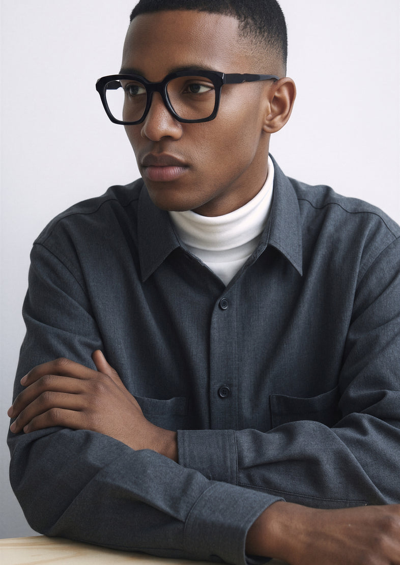Modelo con gafas graduadas Suitto Canon