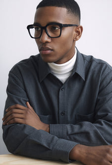 Modelo con gafas graduadas Suitto Canon