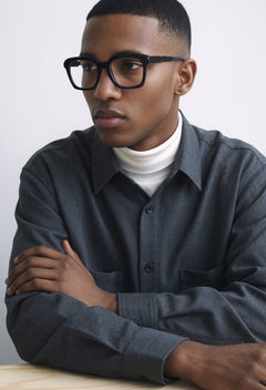 Modelo con gafas graduadas Suitto Canon