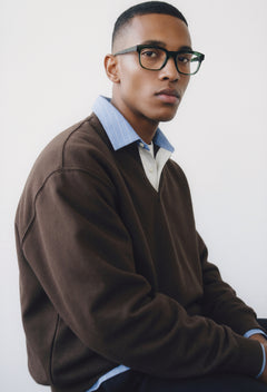 Modelo con gafas graduadas Suitto Croma