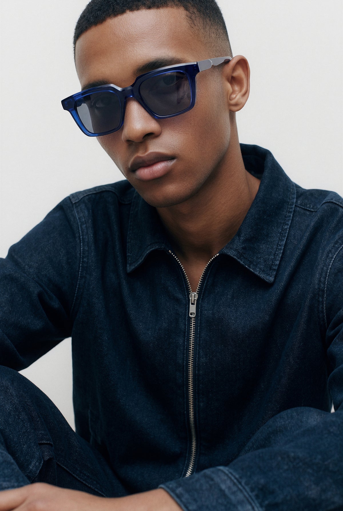 Modelo con gafas de sol Suitto Flash