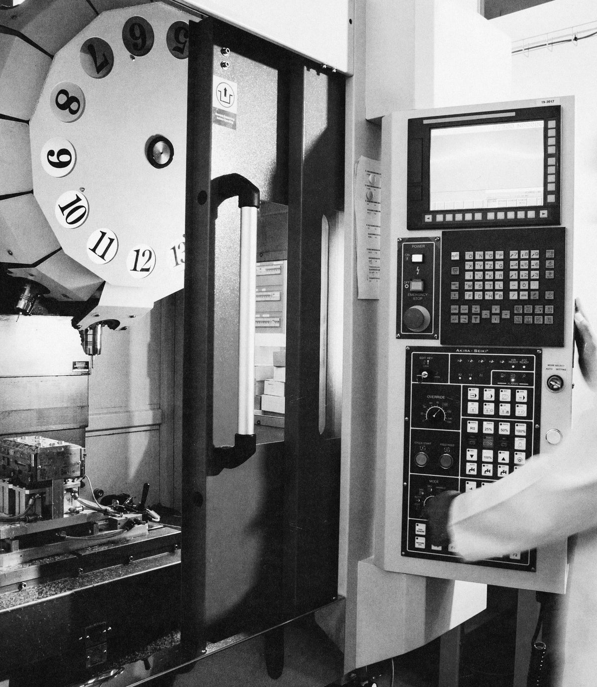 Operario manejando una fresadora CNC de control numérico en el taller de fabricación de Suitto