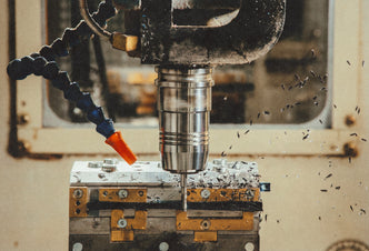 Detalle de una fresadora CNC mecanizando una pieza de acetato