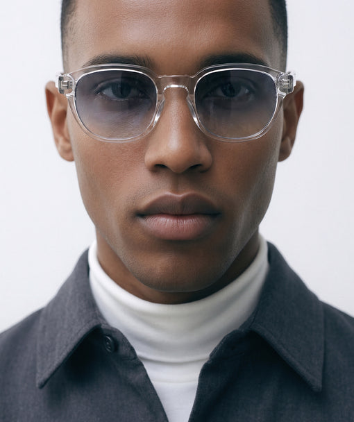 Modelo con gafas de sol Suitto Miró