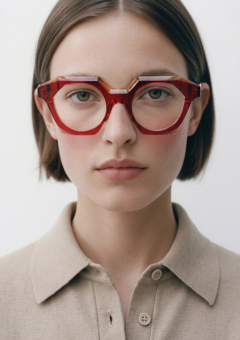 Modelo con gafas graduadas Suitto Musa, en rojo