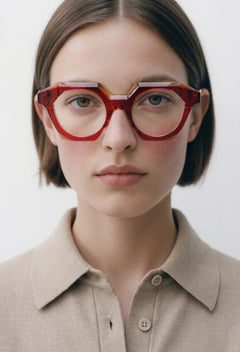 Modelo con gafas graduadas Suitto Musa, en rojo