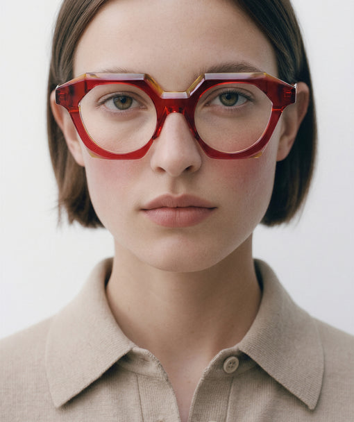 Modelo con gafas graduadas Suitto Musa, en rojo