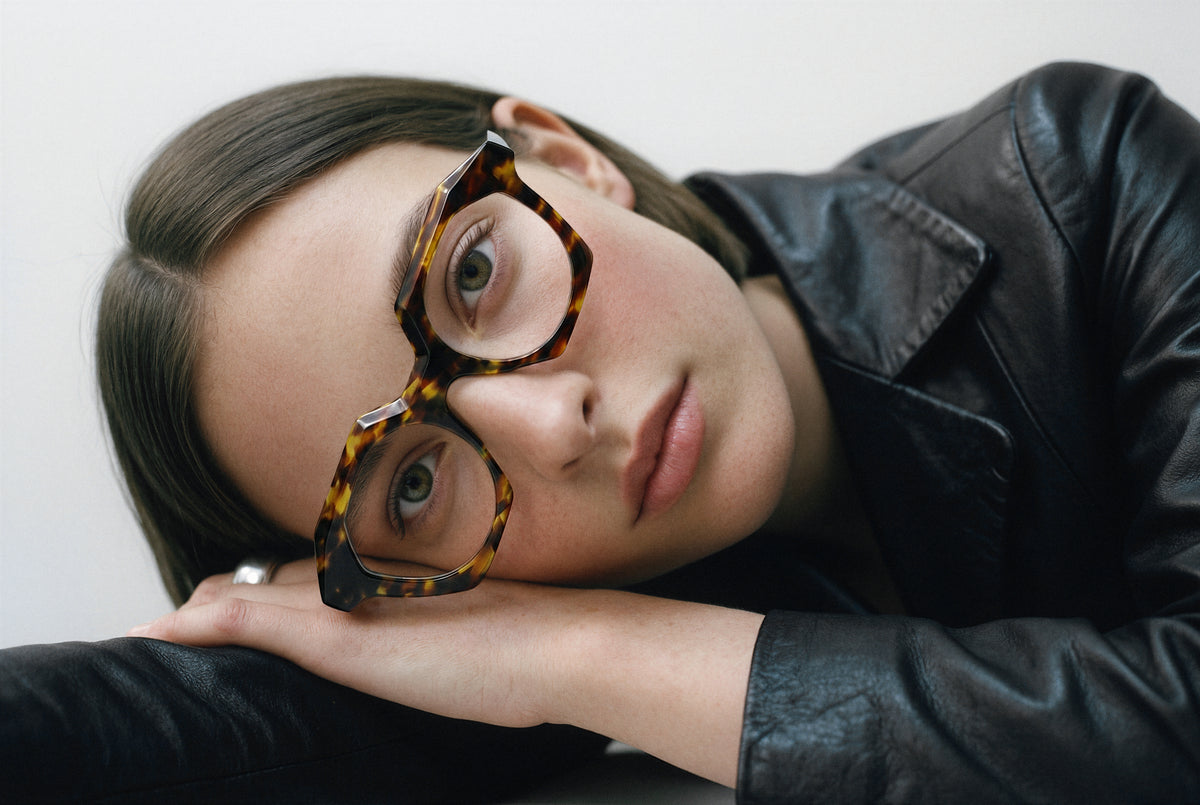 Modelo con gafas graduadas Suitto Musa