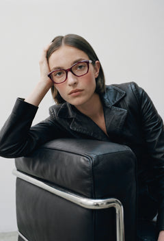 Modelo con gafas graduadas Suitto Oda