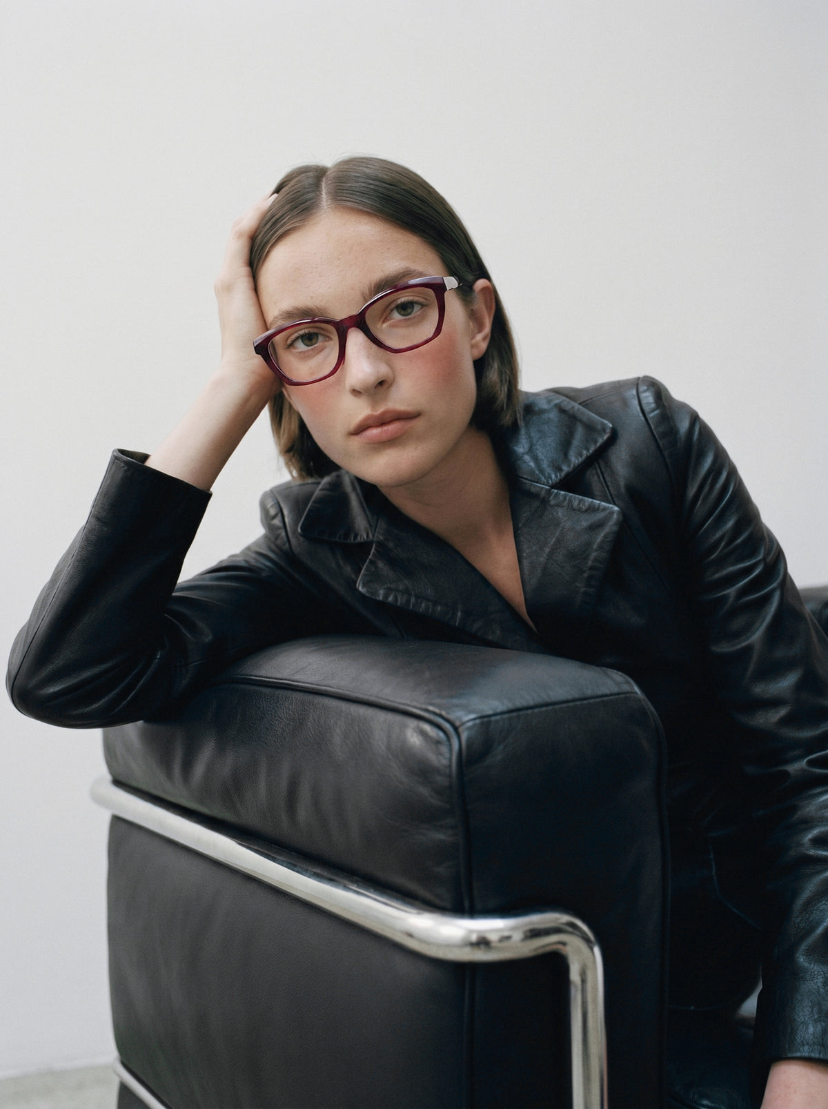 Modelo con gafas graduadas Suitto Oda
