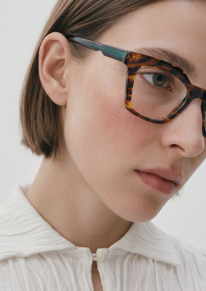 Modelo con gafas graduadas Suitto Platea