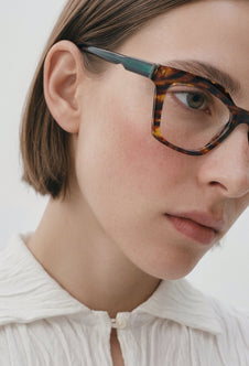 Modelo con gafas graduadas Suitto Platea