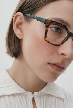 Modelo con gafas graduadas Suitto Platea