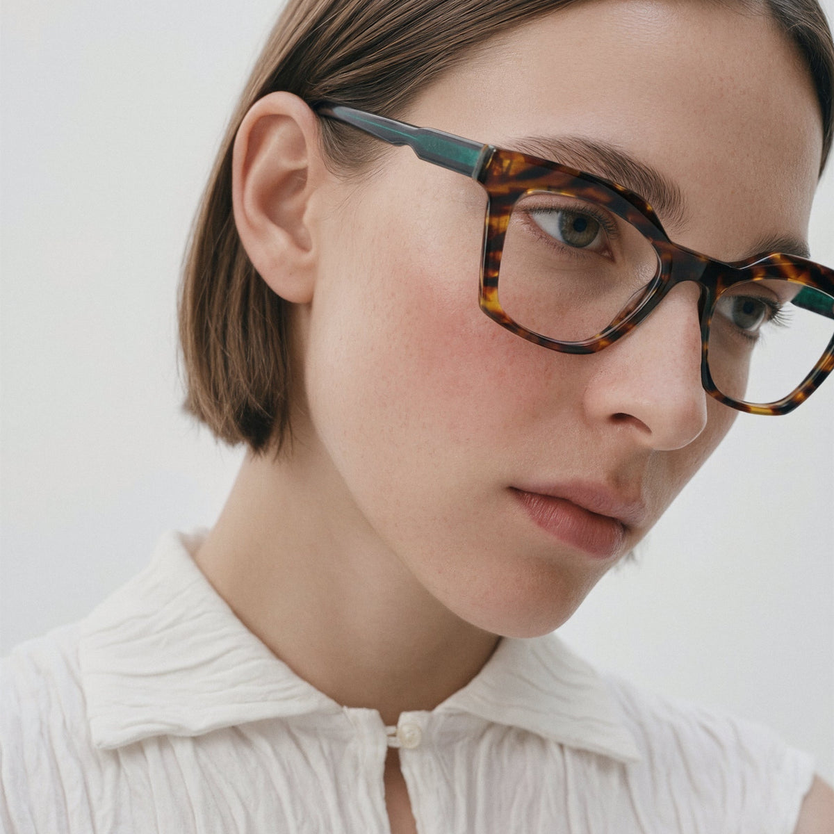 Modelo con gafas graduadas Suitto Platea