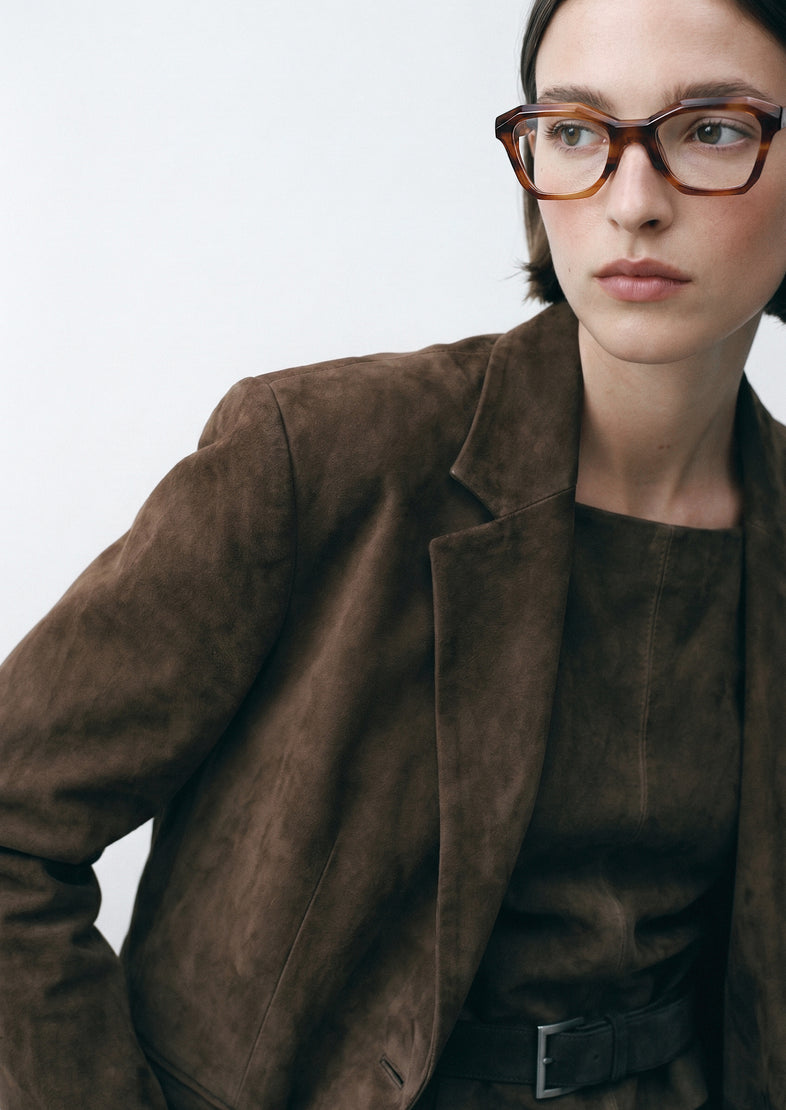 Modelo con gafas graduadas Suitto Sonata