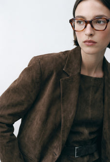 Modelo con gafas graduadas Suitto Sonata