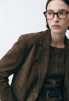 Modelo con gafas graduadas Suitto Sonata
