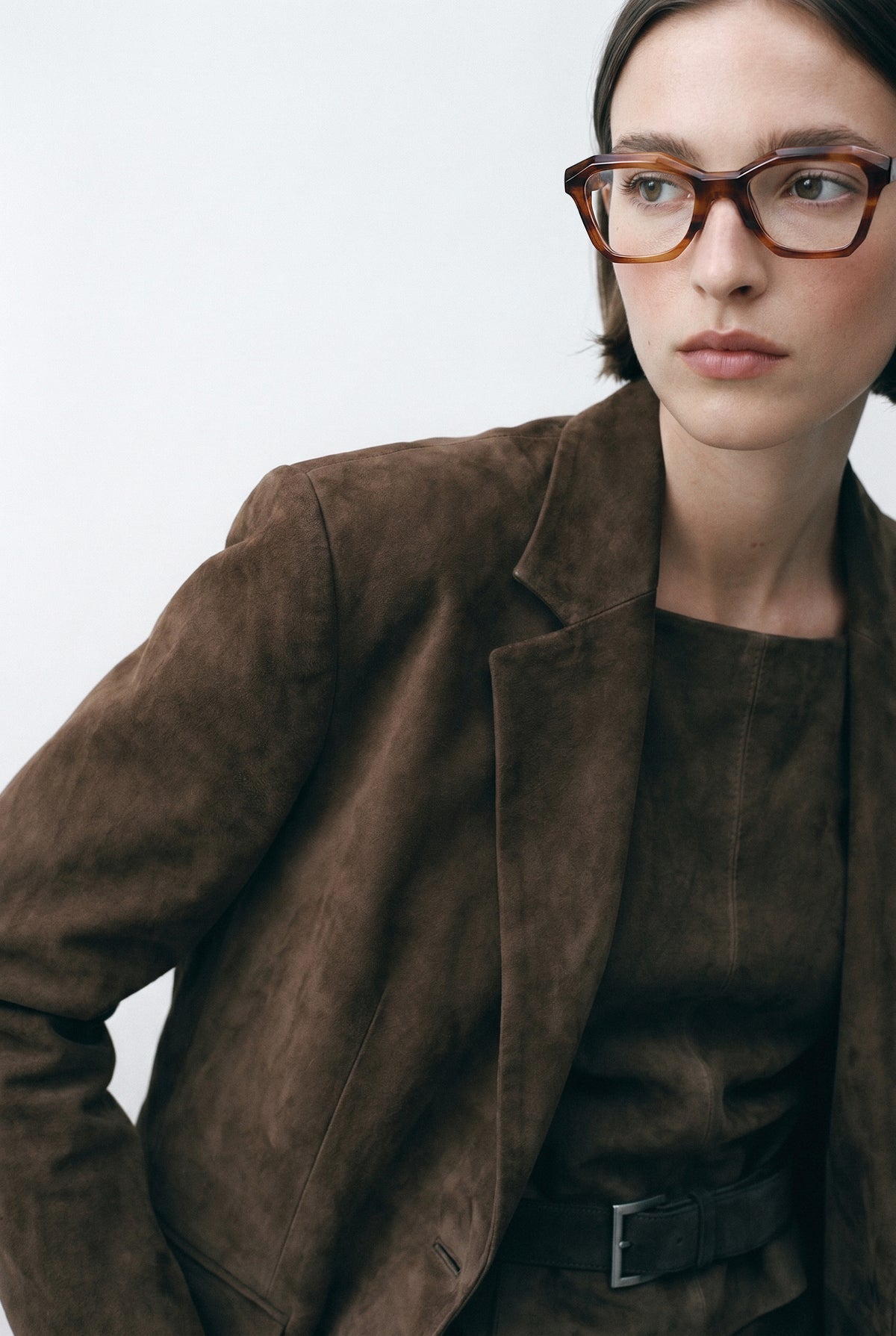 Modelo con gafas graduadas Suitto Sonata