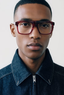 Modelo con gafas graduadas Suitto Tempo
