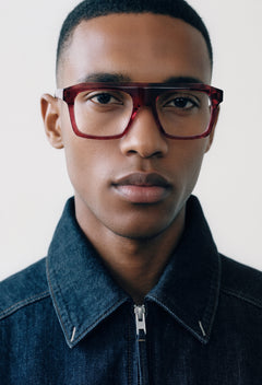 Modelo con gafas graduadas Suitto Tempo