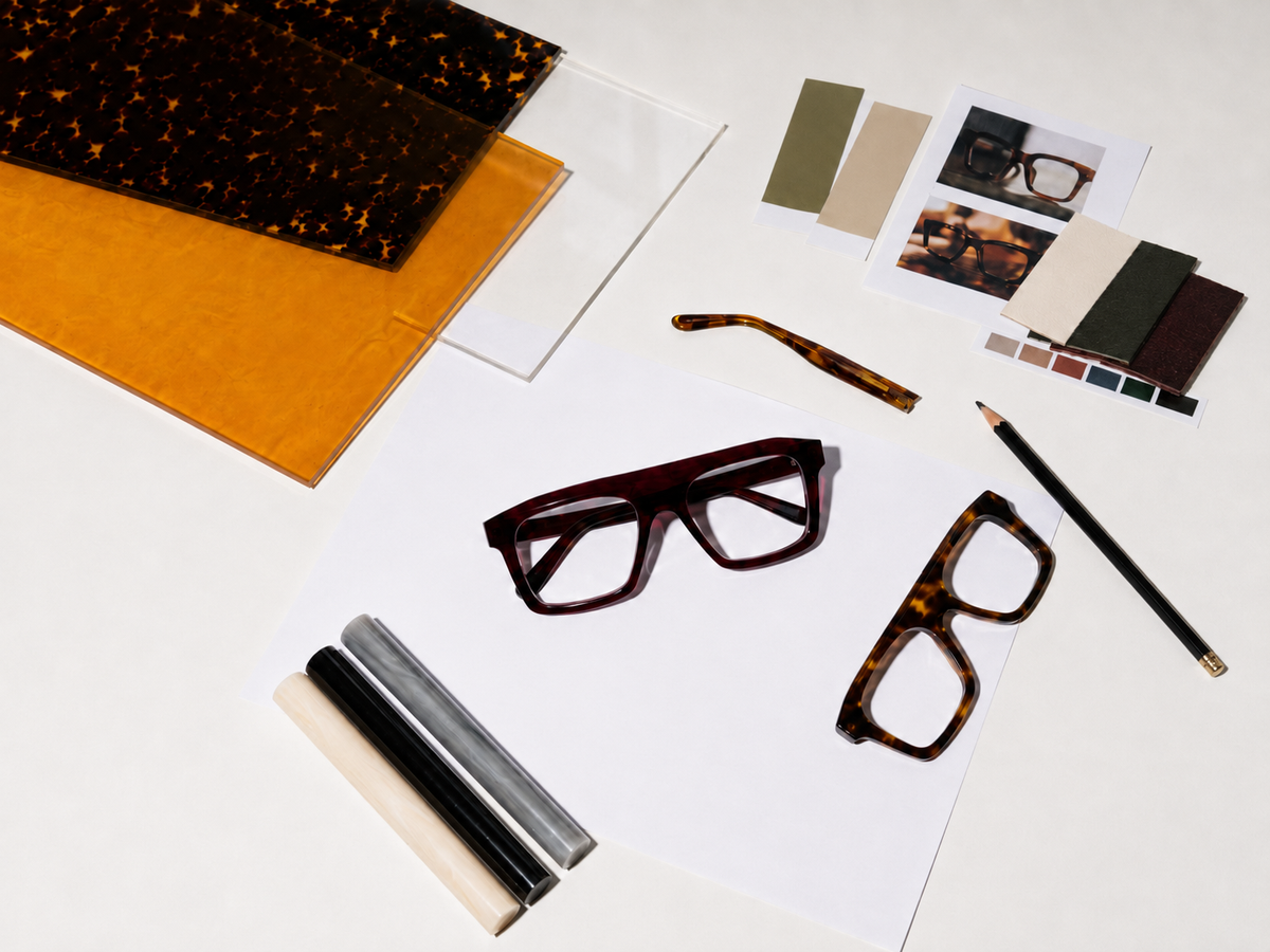 Taller de Suitto en la tienda, con monturas de gafas en distintos materiales y colores durante el proceso de diseño